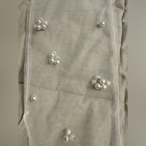 VOIR bride gloves Nika in Small. Excellent condition. White with pearl beads - Picture 6 of 8